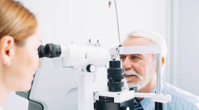 Choroby oczu u seniorów - starszy mężczyzna podczas badania wzroku u okulistki.